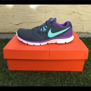 Women’s Nike Shoes Size 9